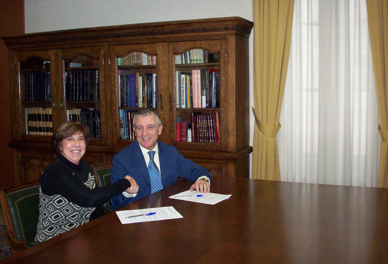 María Jesús Chao, secretaria general de la APM, y José Antonio Sánchez, presidente de la Fundación Desarrollo y Asistencia. Foto: APM